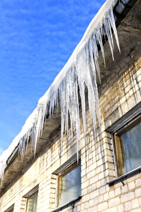 Dachdecker Magdeburg empfehlen die vorsorliche Winterdachwartung!